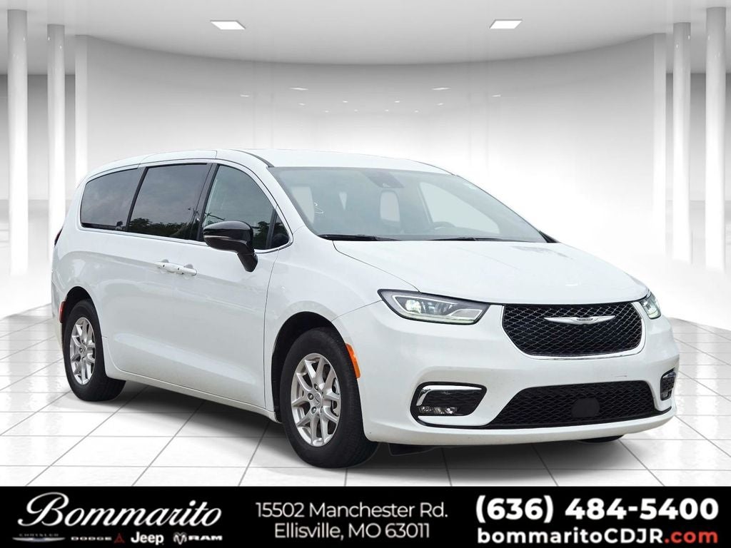 2025 Chrysler Pacifica Select's photo