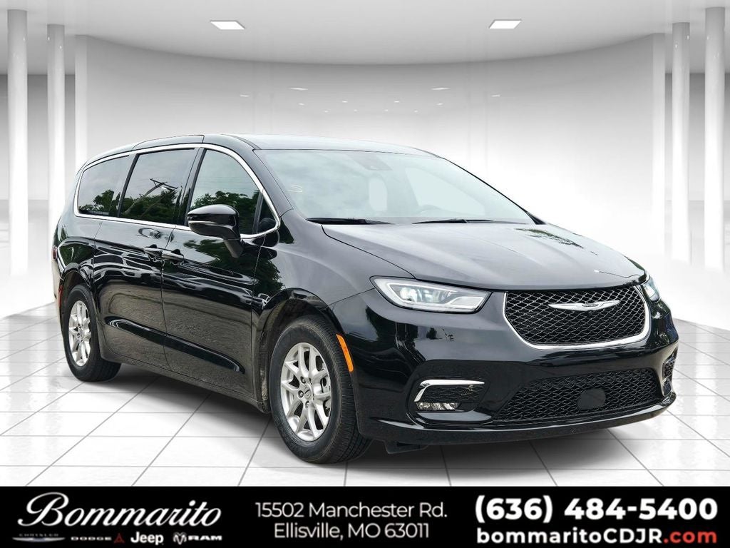 2025 Chrysler Pacifica Select's photo